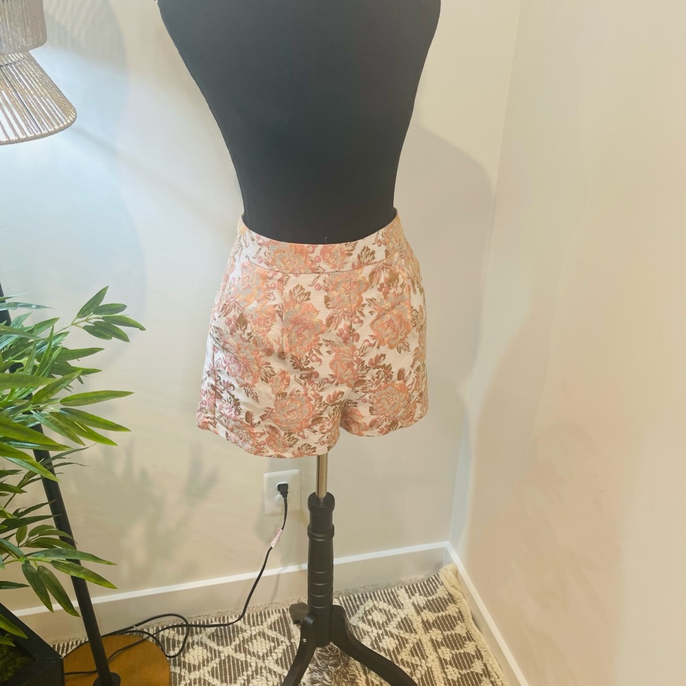 ❤️ Zara Women shorts in size a large